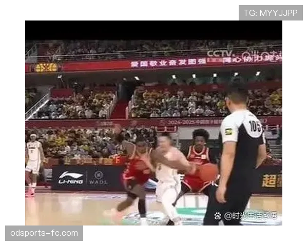 球碰到裁判员算是出界吗？解析篮球规则中的意外球处理